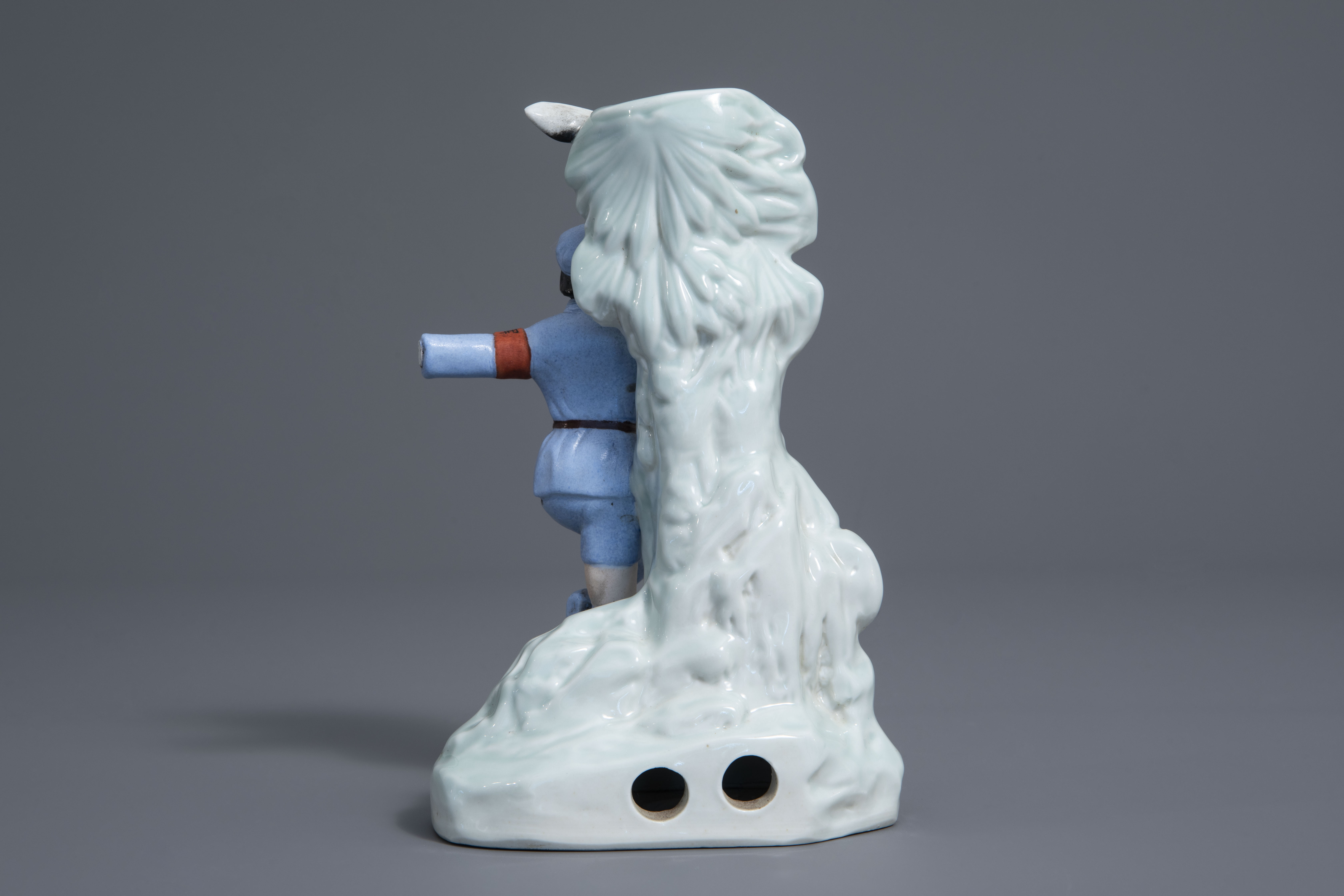 Un groupe en porcelaine de Chine figurant une fille communiste