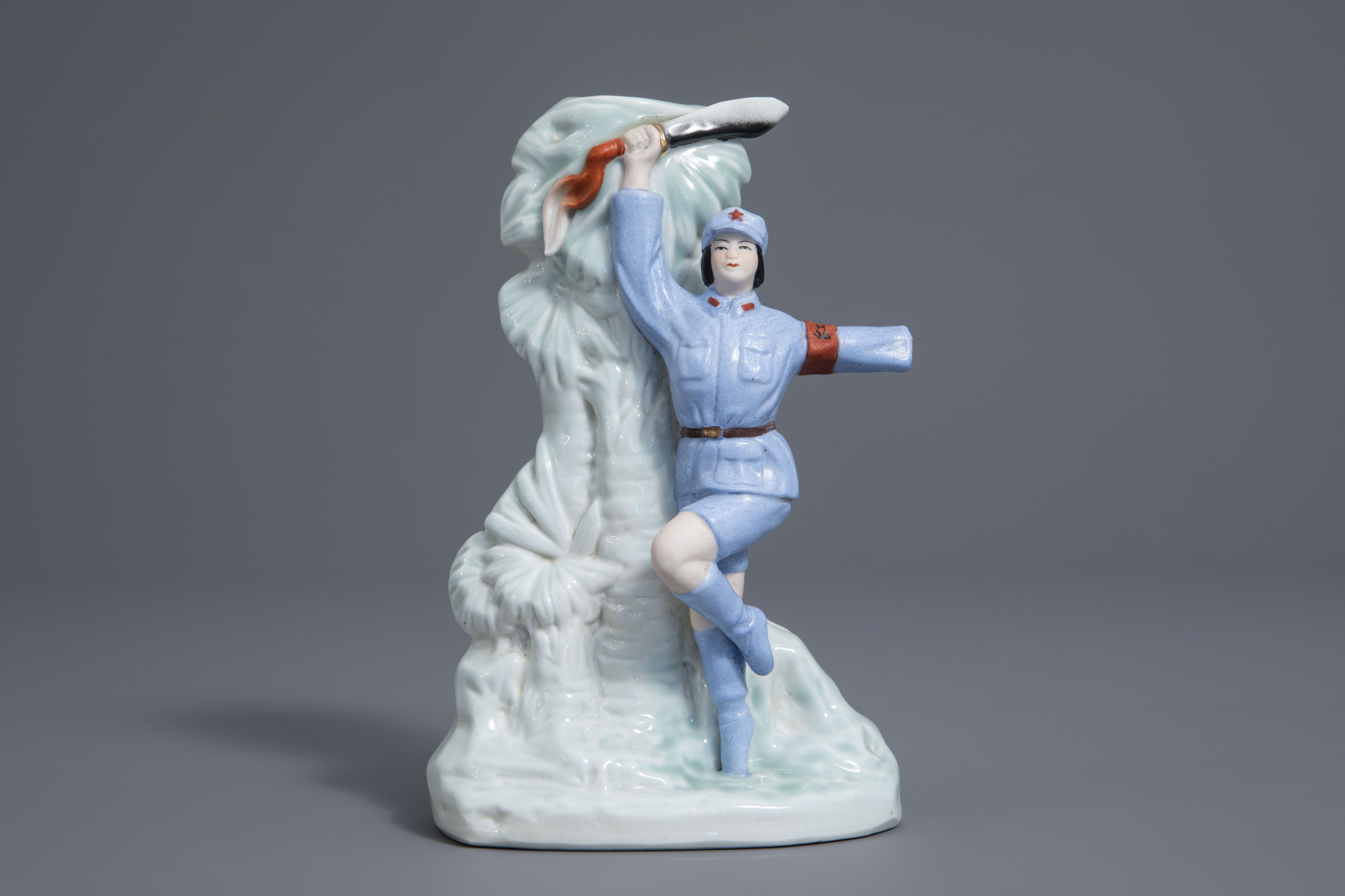 Un groupe en porcelaine de Chine figurant une fille communiste