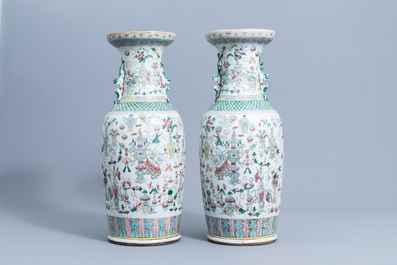 A pair of Chinese famille rose vases with antiquities design, 19th C.