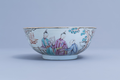 A Chinese famille rose 'Mandarin' bowl and two famille rose plates with floral design, 18th/19th C.