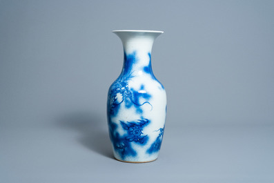 A Chinese blue and white 'dragons chasing the pearl' vase, 19th C.