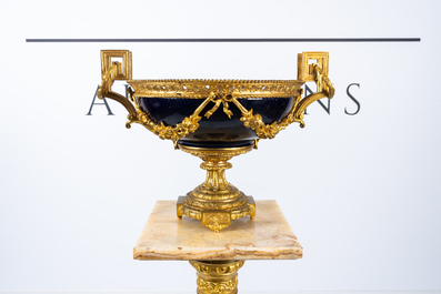 An gilt mounted onyx marble pedestal and a gilt bronze mounted bowl in the S&egrave;vres manner with floral design, 20th C.