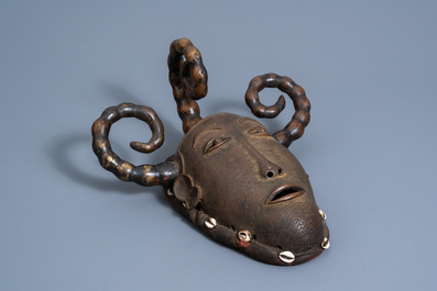 Un masque en bronze &agrave; cauris, S&eacute;noufo, Burkina Faso ou Mali, 20&egrave;me si&egrave;cle