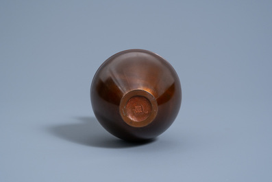 Un vase &agrave; d&eacute;cor nervur&eacute; en bronze &agrave; patine brune, Living National Treasure Toyochika Takamura (1890-1972), Japon, Showa, 20&egrave;me si&egrave;cle