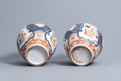 A pair of French Samson Imari style vases and covers with birds among flower branches and figures, 19th C.