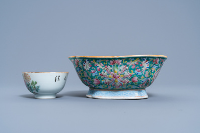 A varied collection of Chinese famille rose porcelain with floral design, 19th/20th C.