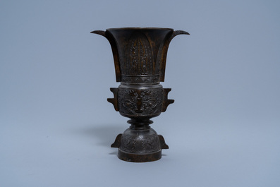Un vase de forme 'zun' en bronze, Chine, Qing