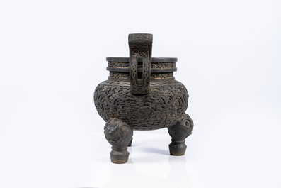 Un impressionnant br&ucirc;le-parfum en bronze &agrave; d&eacute;cor de dragons, Chine, marque et &eacute;poque de Qianlong