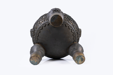 Een indrukwekkende Chinese bronzen wierookbrander met draken en vlammende parels, Qianlong merk en periode