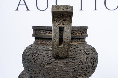 Un impressionnant br&ucirc;le-parfum en bronze &agrave; d&eacute;cor de dragons, Chine, marque et &eacute;poque de Qianlong