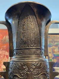 Un vase de forme 'zun' en bronze, Chine, Qing