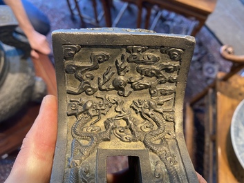 Een indrukwekkende Chinese bronzen wierookbrander met draken en vlammende parels, Qianlong merk en periode