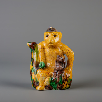 A Chinese sancai 'monkey' ewer and cover, 19th C.