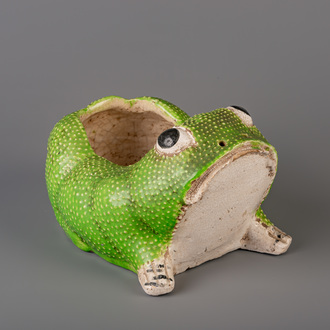 A Chinese green frog shaped jardinière, 19th C.