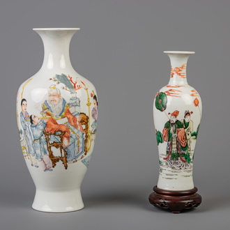 A Chinese famille rose and a famille verte vase, one of which with Qianlong mark, 19th/20th C.