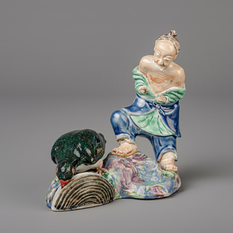 A Chinese polychrome 'The mussel and the heron' group, 18th/19th C.