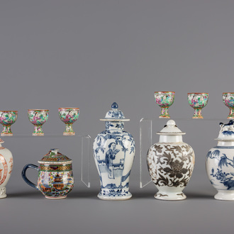 A varied collection of Chinese blue and white and famille rose porcelain, 18th/19th C.