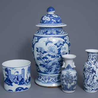 Three Chinese blue and white vases and a brush pot, 19th/20th C.