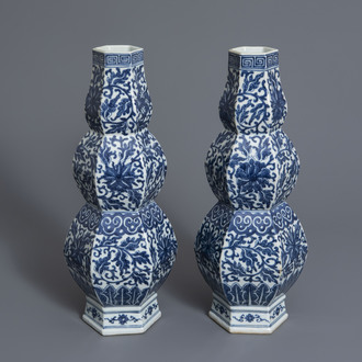 A pair of Chinese blue and white hexagonal triple gourd vases with floral design, 19th C.