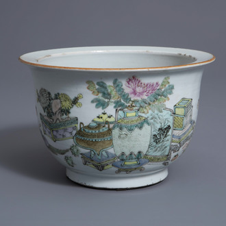 A Chinese qianjiang cai jardinière with antiquities design, 19th/20th C.