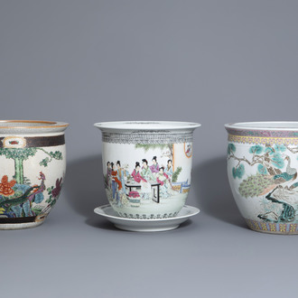 Three Chinese famille rose and Nanking crackle glazed fish bowls and jardinières, 19th/20th C.