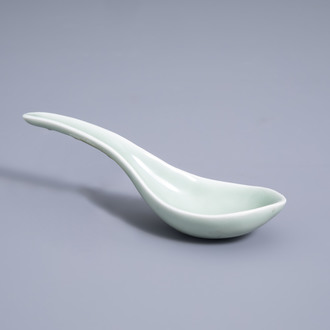 A Chinese monochrome celadon spoon, four-character mark, 18th/19th C.