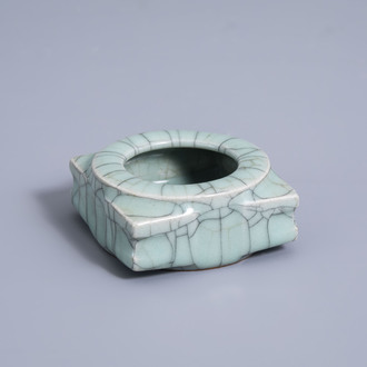 A Chinese crackle glazed brush washer, 19th/20th C.
