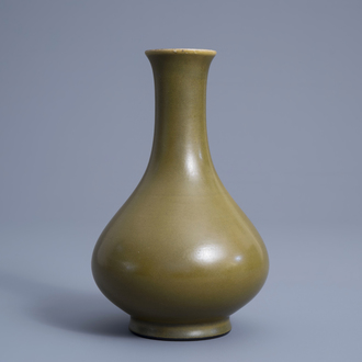 A Chinese monochrome 'teadust' bottle vase, 19th/20th C.