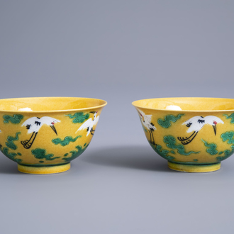 A pair of Chinese sancai bowls with cranes, Yongzheng mark, 19th/20th C.