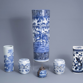 A varied collection of blue and white Chinese and Japanese porcelain, 19th/20th C.