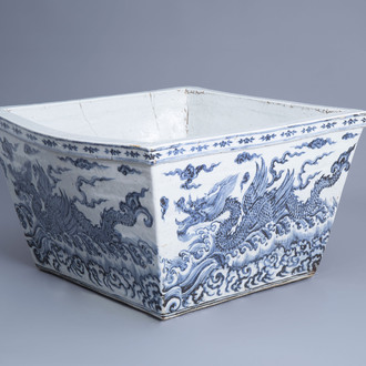 A large Chinese blue and white square 'sea dragon' jardinière, 19th/20th C.