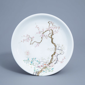 A Chinese famille rose charger with floral design, Yongzheng mark, Republic, 20th C.
