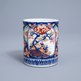 A Japanese Imari brush pot with floral design, Edo/Meiji, 19th C.