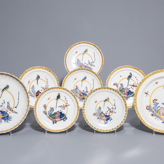 Acht Delftse polychrome schotels en borden met een papegaai, 18de eeuw