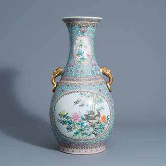 Un vase en porcelaine de Chine famille rose à décor d'oiseaux parmi des branches de fleurs, marque de Qianlong, 20ème siècle
