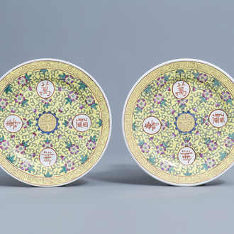 Une paire de plats dite d'anniversaire en porcelaine de Chine famille rose à fond jaune, marque de Guangxu, 20ème siècle