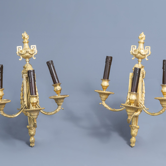 Een paar Franse Louis XVI verguld bronzen wandappliques met drie lichtpunten in de stijl van Jean-Charles Delafosse (1734-1789), 18de eeuw