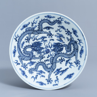 Een Chinese blauw-witte schotel met draken en een vlammende parel, 19de eeuw