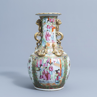 Een flesvormige Chinese Kanton famille rose vaas met drakenreliëfdecor, 19de eeuw