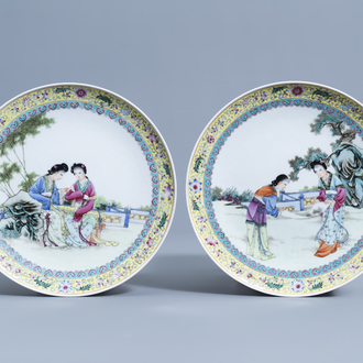 Twee Chinese famille rose borden met dames op een terras, Qianlong merk, 20ste eeuw