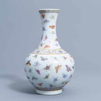 Un vase de forme bouteille en porcelaine de Chine famille rose à décor de papillons, marque de Guangxu, 20ème siècle