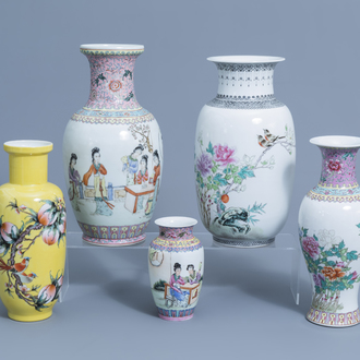 Cinq vases en porcelaine de Chine famille rose, 20ème siècle