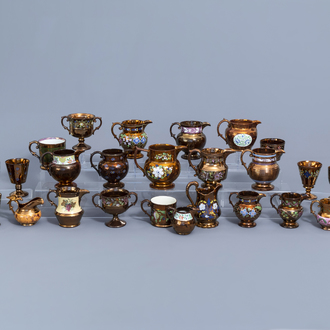 Une collection variée d'objets en lustreware à décor floral polychrome, Angleterre, 19ème siècle