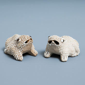 Une paire de modèles de grenouilles ou crapauds en biscuit, Kangxi