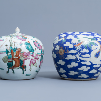 Un pot couvert en porcelaine de Chine famille rose à décor de figures et un pot à fond bleu à décor de dragon, 19ème siècle