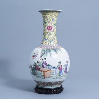 Un grand vase de forme bouteille en porcelaine de Chine famille rose à décor de femmes sur une terrasse, 20ème siècle