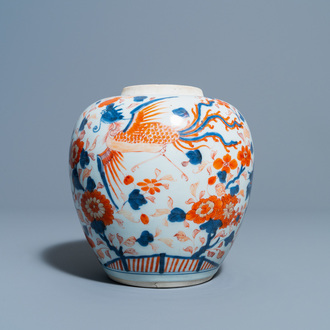 Une jarre en porcelaine de Chine de style Imari à décor de phénix et de qilins, Kangxi