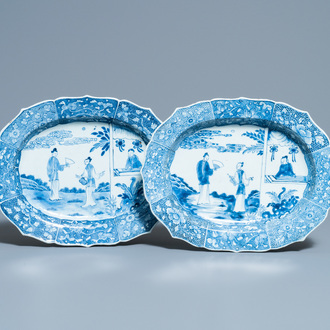 Une paire de plats de forme ovale en porcelaine de Chine en bleu et blanc à décor d'une scène du 'Xi Xiang Ji', Qianlong