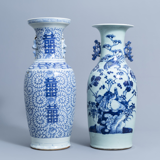 Un vase en porcelaine de Chine bleu et blanc sur fond céladon à décor d'oiseaux parmi des branches fleuries et un vase à décor de 'Shou', 19/20ème s.