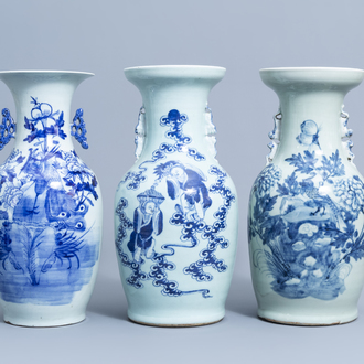 Trois vases en porcelaine de Chine bleu et blanc sur fond céladon, 19ème/20ème siècle